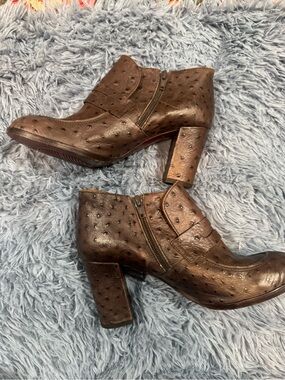 Preowned Chie Mihara Ostrich Leather Ankle Boots In Size 39.5